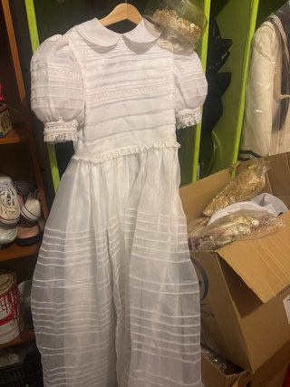 Vestido de comunión blanco tiene corona y todo
