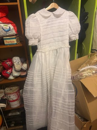 Vestido de comunión blanco tiene corona y todo