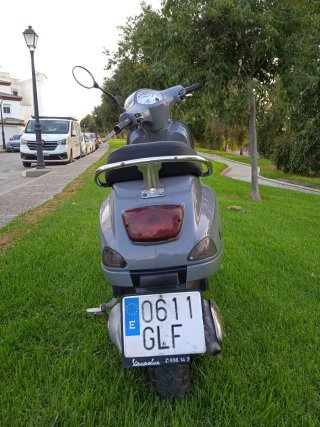 Vespa Gris Scooter