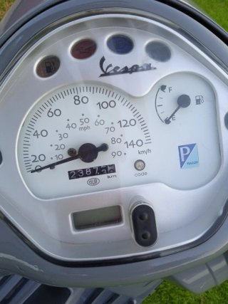 Vespa Gris Scooter