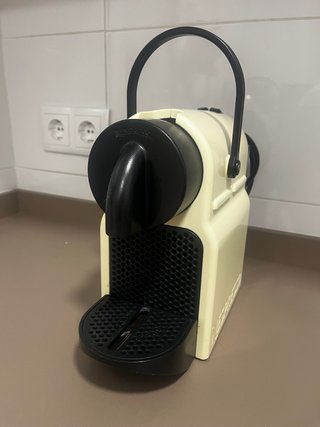 Cafetera Nespresso modelo Delonghi