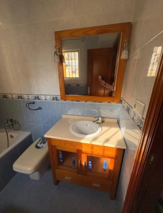Mueble de baño y espejo de madera