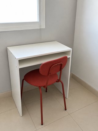 Escritorio blanco con silla roja