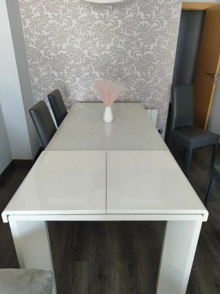 Mesa comedor blanca y 4 sillas polipiel gris