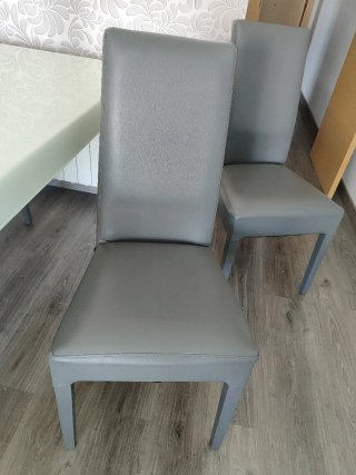 Mesa comedor blanca y 4 sillas polipiel gris