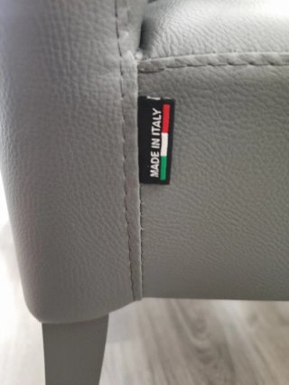 Mesa comedor blanca y 4 sillas polipiel gris