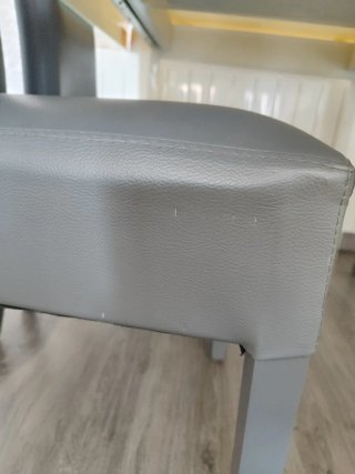 Mesa comedor blanca y 4 sillas polipiel gris