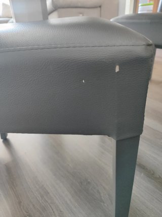 Mesa comedor blanca y 4 sillas polipiel gris