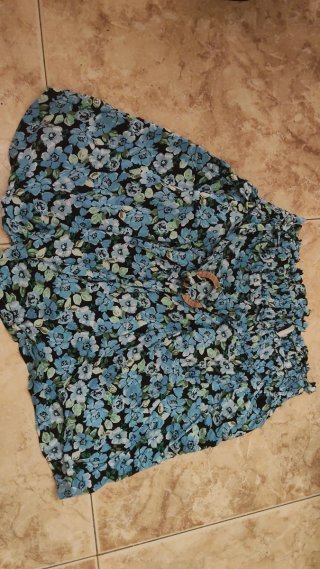 Falda pantalón floral Stradivarius