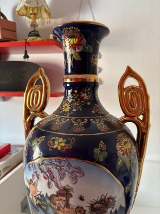 Jarrón de porcelana azul y dorado