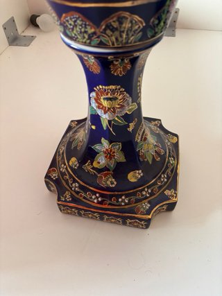 Jarrón de porcelana azul y dorado