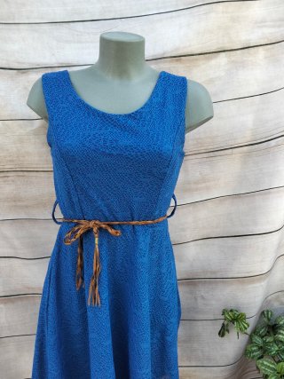 Vestido azul con cinturón marrón