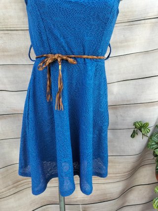 Vestido azul con cinturón marrón