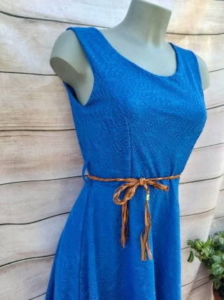 Vestido azul con cinturón marrón