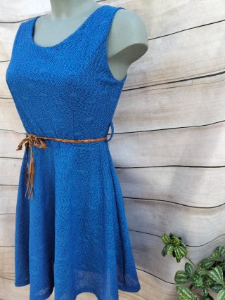 Vestido azul con cinturón marrón