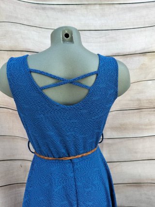 Vestido azul con cinturón marrón