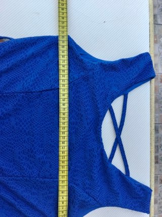 Vestido azul con cinturón marrón