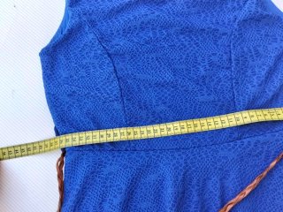 Vestido azul con cinturón marrón