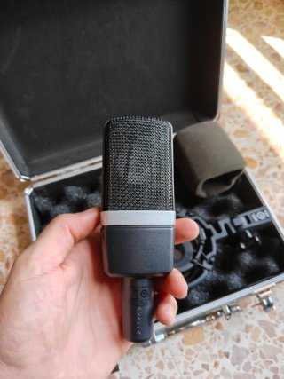 AKG C214 Micrófono + Maletín + Accesorios