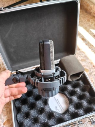 AKG C214 Micrófono + Maletín + Accesorios