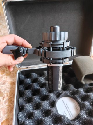 AKG C214 Micrófono + Maletín + Accesorios