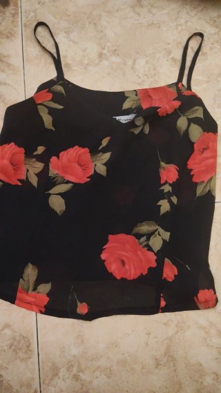 Top negro floral tirantes