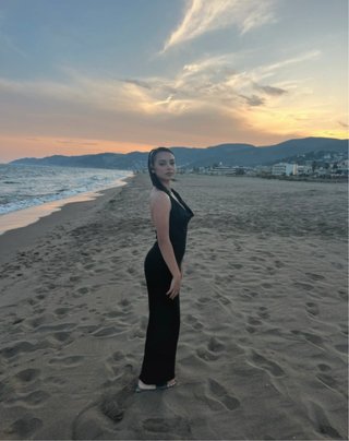 Vestido negro escote pico