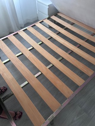 Cama con somier de tela y metal