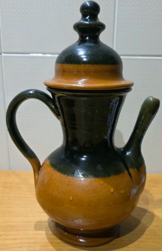 Anfora ceramica nera e marrone