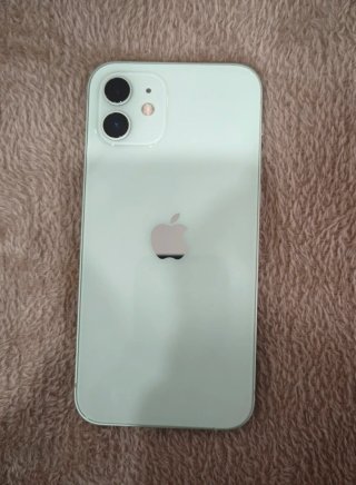 iPhone 12 con accesorios