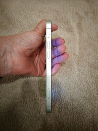 iPhone 12 con accesorios