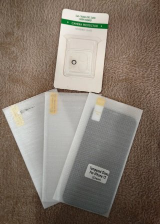 iPhone 12 con accesorios