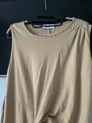 Vestido sin mangas beige con nudo
