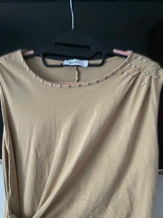 Vestido sin mangas beige con nudo
