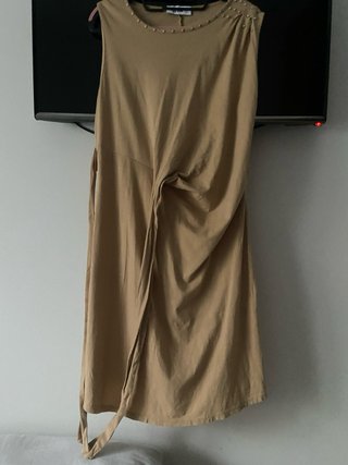 Vestido sin mangas beige con nudo