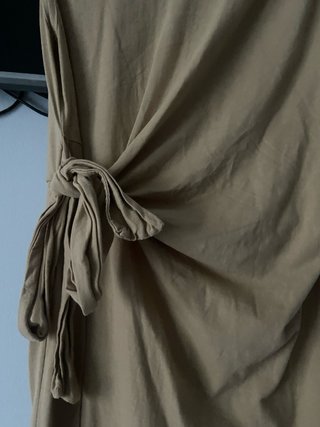 Vestido sin mangas beige con nudo