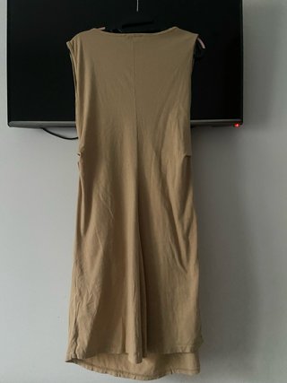 Vestido sin mangas beige con nudo