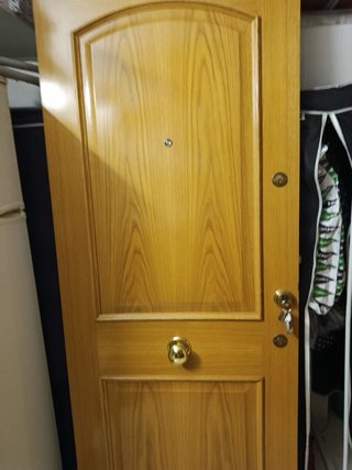 Puerta blindada de vivienda