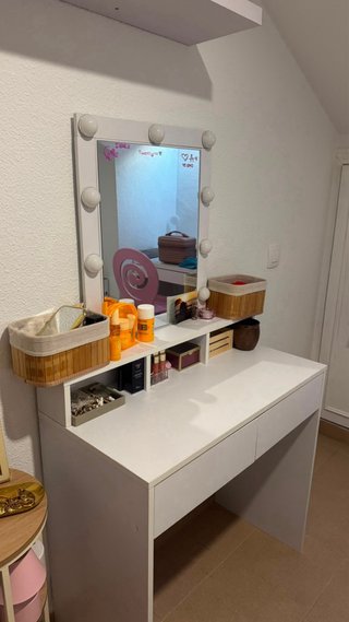 Tocador blanco con espejo y luces LED