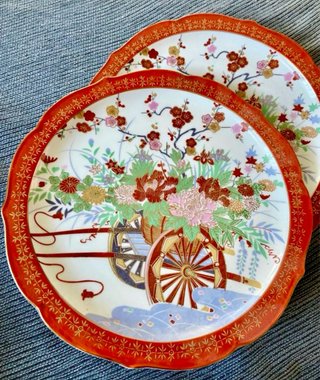 Pareja de platos de porcelana japonesa SAJI.