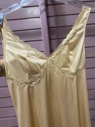Camisón corto de satén y encaje