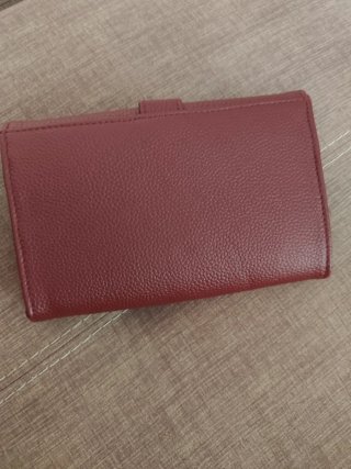 Cartera C roja con hebilla dorada