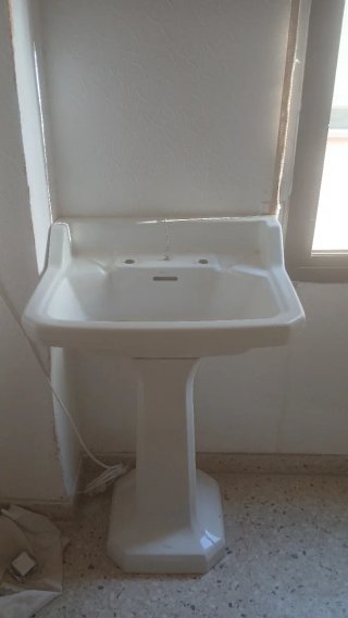 Lavabo antiguo de cerámica marca roca