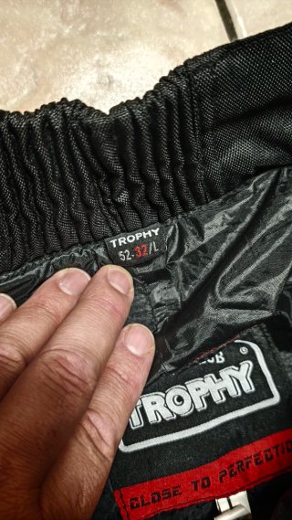 Pantalón de moto negro talla L.