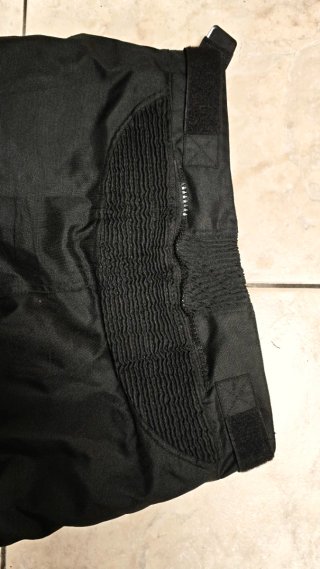Pantalón de moto negro talla L.