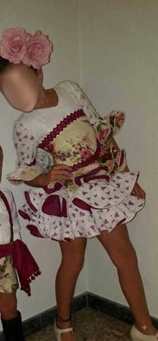 Traje de flamenca blanco y rosa