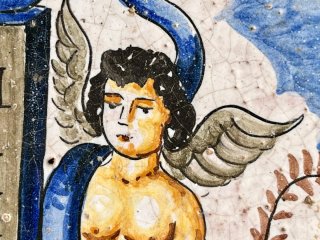 Cerámica antigua pintada a mano con reloj de sol