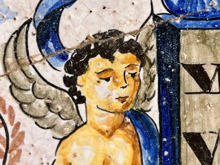 Cerámica antigua pintada a mano con reloj de sol