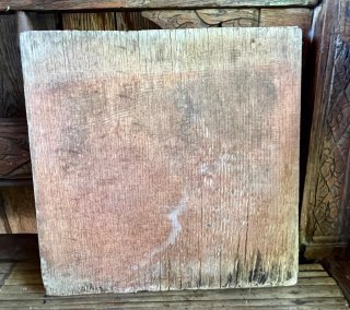 Cerámica antigua pintada a mano con reloj de sol