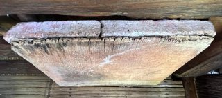 Cerámica antigua pintada a mano con reloj de sol